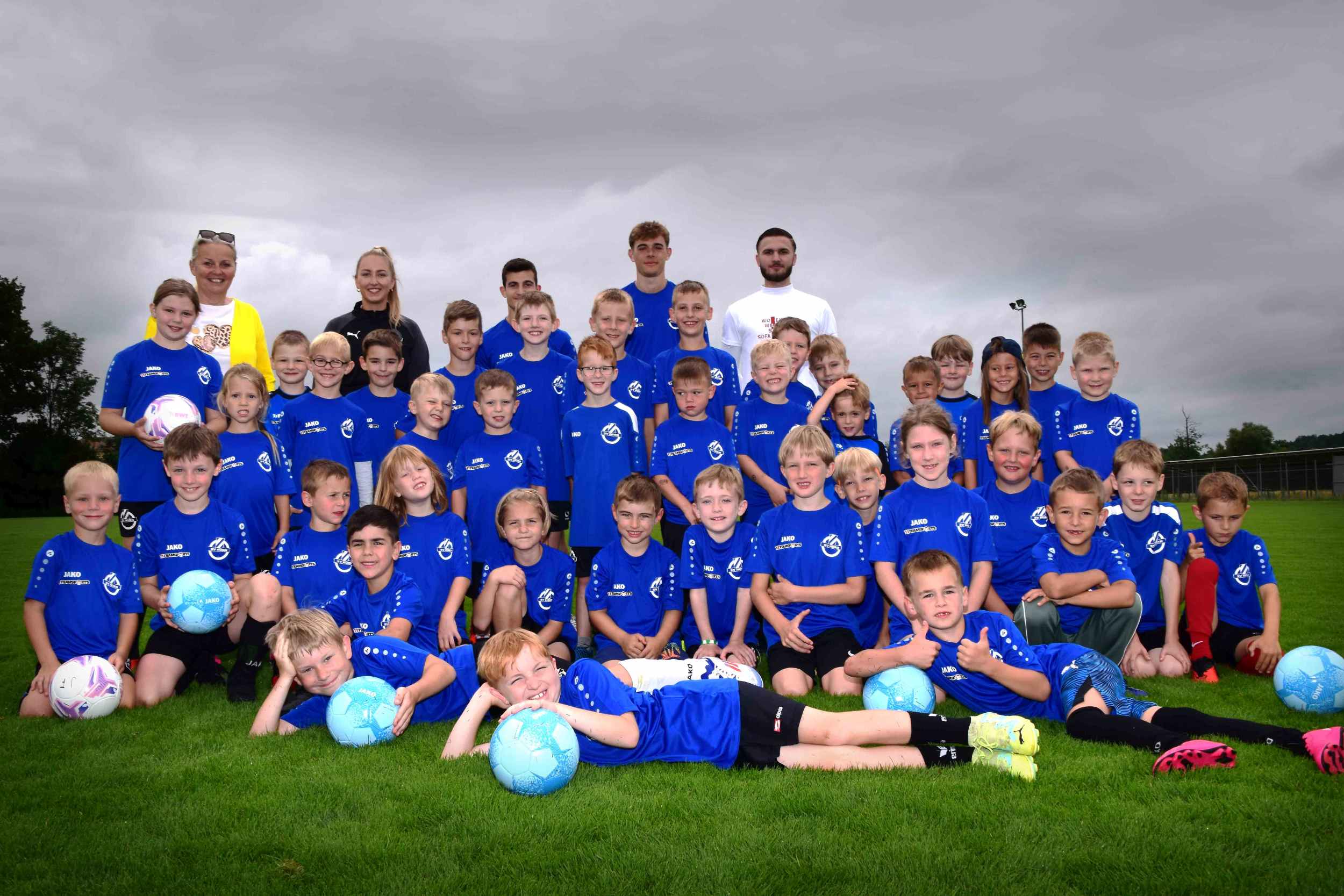 StR Maria van Dyck besucht die Mädchen und Burschen des Jahrganges 2015-2018 beim Training mit Victoria Swoboda, Thomas Popp, Laurenz Eichwalder und Alic Dzemala (hinten v.l.). Foto: Gabriele Hohenegger 